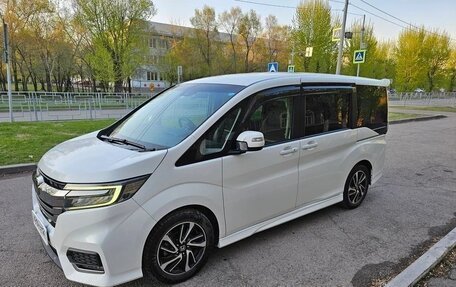 Honda Stepwgn IV, 2018 год, 1 935 000 рублей, 2 фотография