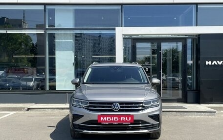 Volkswagen Tiguan II, 2021 год, 3 949 000 рублей, 2 фотография