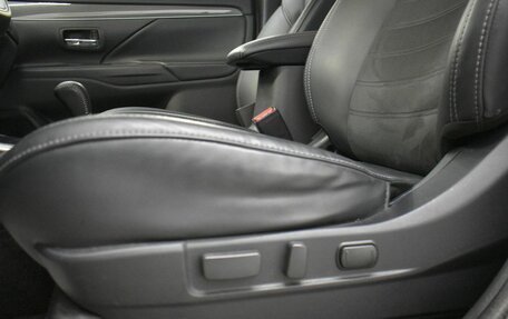 Mitsubishi Outlander III рестайлинг 3, 2022 год, 3 299 000 рублей, 8 фотография