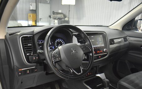 Mitsubishi Outlander III рестайлинг 3, 2022 год, 3 299 000 рублей, 6 фотография