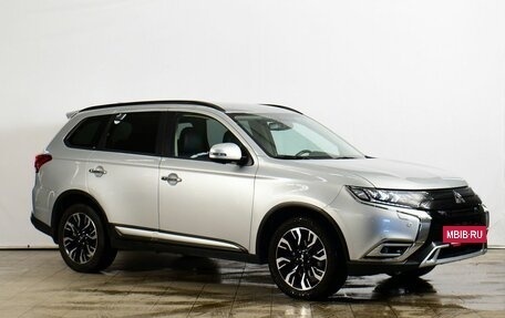 Mitsubishi Outlander III рестайлинг 3, 2022 год, 3 299 000 рублей, 2 фотография