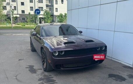 Dodge Challenger III рестайлинг 2, 2020 год, 3 700 000 рублей, 2 фотография