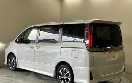 Toyota Noah III, 2017 год, 1 880 000 рублей, 3 фотография