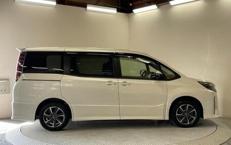 Toyota Noah III, 2017 год, 1 880 000 рублей, 5 фотография