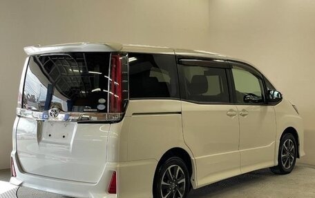 Toyota Noah III, 2017 год, 1 880 000 рублей, 4 фотография