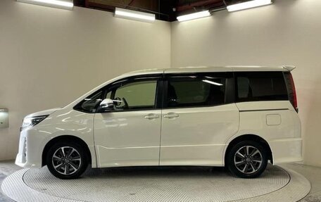 Toyota Noah III, 2017 год, 1 880 000 рублей, 6 фотография