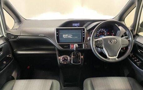 Toyota Noah III, 2017 год, 1 880 000 рублей, 7 фотография