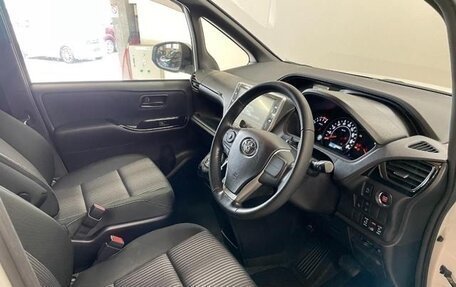 Toyota Noah III, 2017 год, 1 880 000 рублей, 9 фотография