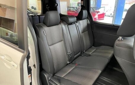 Toyota Noah III, 2017 год, 1 880 000 рублей, 10 фотография