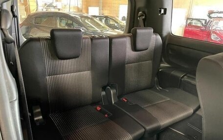 Toyota Noah III, 2017 год, 1 880 000 рублей, 11 фотография
