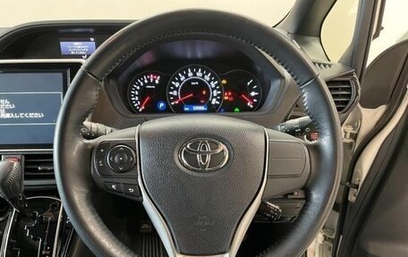 Toyota Noah III, 2017 год, 1 880 000 рублей, 12 фотография