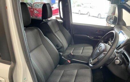 Toyota Noah III, 2017 год, 1 880 000 рублей, 15 фотография