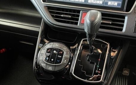 Toyota Noah III, 2017 год, 1 880 000 рублей, 13 фотография