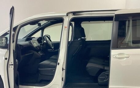 Toyota Noah III, 2017 год, 1 880 000 рублей, 17 фотография