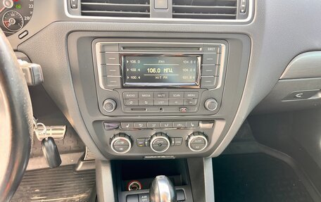 Volkswagen Jetta VI, 2013 год, 1 300 000 рублей, 17 фотография