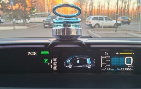 Toyota Prius IV XW50, 2016 год, 1 600 000 рублей, 15 фотография