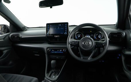 Toyota Yaris, 2021 год, 1 249 999 рублей, 6 фотография
