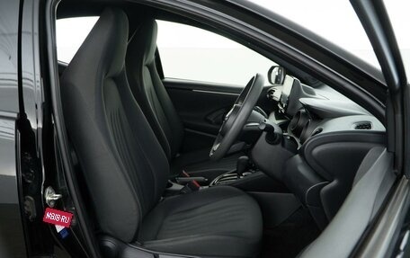 Toyota Yaris, 2021 год, 1 249 999 рублей, 10 фотография