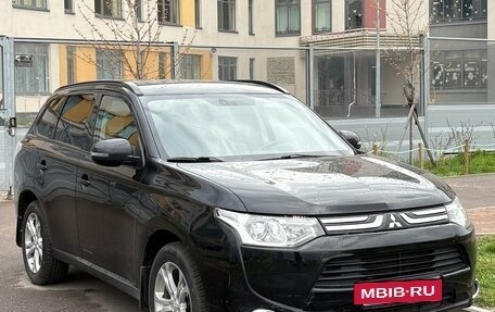 Mitsubishi Outlander III рестайлинг 3, 2013 год, 1 350 000 рублей, 2 фотография