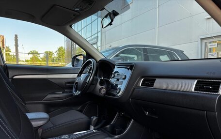 Mitsubishi Outlander III рестайлинг 3, 2016 год, 1 880 000 рублей, 11 фотография