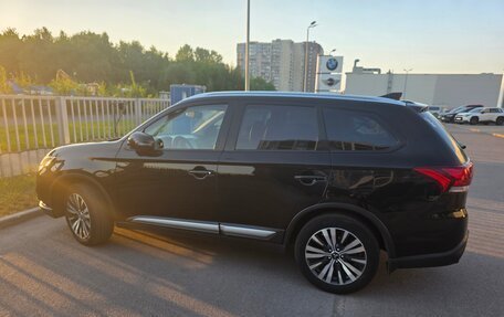 Mitsubishi Outlander III рестайлинг 3, 2019 год, 1 600 000 рублей, 4 фотография