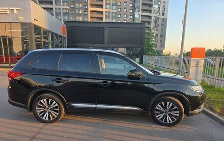 Mitsubishi Outlander III рестайлинг 3, 2019 год, 1 600 000 рублей, 5 фотография