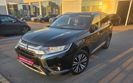 Mitsubishi Outlander III рестайлинг 3, 2019 год, 1 600 000 рублей, 3 фотография
