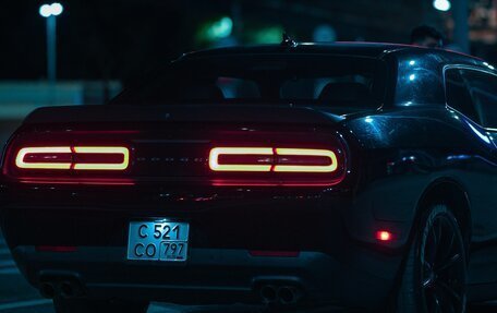 Dodge Challenger III рестайлинг 2, 2017 год, 3 280 000 рублей, 2 фотография