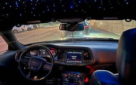 Dodge Challenger III рестайлинг 2, 2017 год, 3 280 000 рублей, 3 фотография