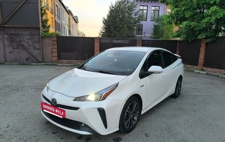 Toyota Prius IV XW50, 2020 год, 3 050 000 рублей, 3 фотография