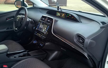 Toyota Prius IV XW50, 2020 год, 3 050 000 рублей, 15 фотография