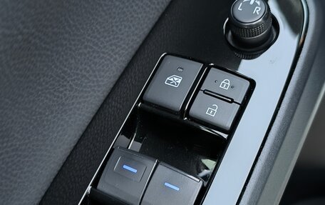 Toyota Prius IV XW50, 2020 год, 3 050 000 рублей, 30 фотография