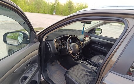 Mitsubishi Outlander III рестайлинг 3, 2015 год, 1 900 000 рублей, 9 фотография