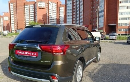 Mitsubishi Outlander III рестайлинг 3, 2015 год, 1 900 000 рублей, 6 фотография