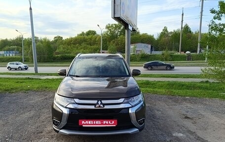 Mitsubishi Outlander III рестайлинг 3, 2015 год, 1 900 000 рублей, 2 фотография