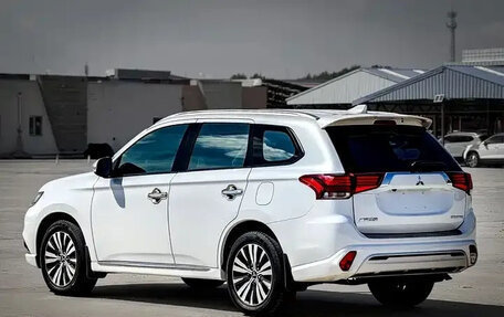 Mitsubishi Outlander III рестайлинг 3, 2022 год, 1 890 002 рублей, 4 фотография