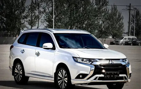 Mitsubishi Outlander III рестайлинг 3, 2022 год, 1 890 002 рублей, 3 фотография