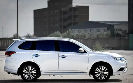Mitsubishi Outlander III рестайлинг 3, 2022 год, 1 890 002 рублей, 8 фотография