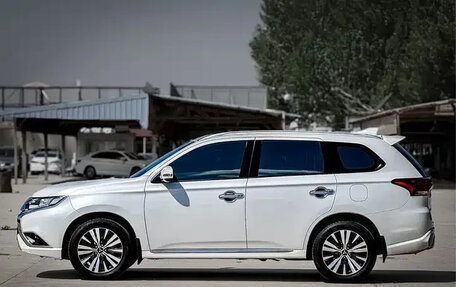 Mitsubishi Outlander III рестайлинг 3, 2022 год, 1 890 002 рублей, 7 фотография