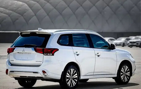 Mitsubishi Outlander III рестайлинг 3, 2022 год, 1 890 002 рублей, 6 фотография