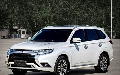 Mitsubishi Outlander III рестайлинг 3, 2022 год, 1 890 002 рублей, 10 фотография