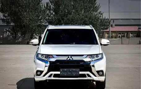 Mitsubishi Outlander III рестайлинг 3, 2022 год, 1 890 002 рублей, 2 фотография