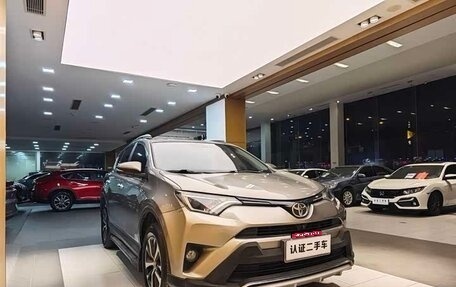 Toyota RAV4, 2019 год, 1 700 000 рублей, 4 фотография