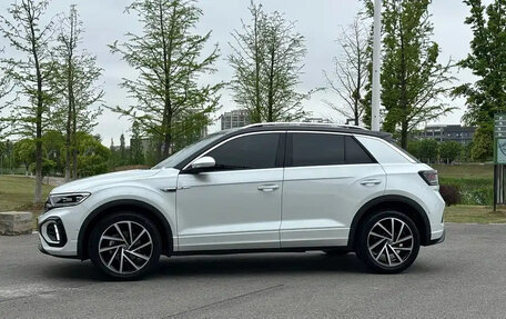 Volkswagen T-Roc I, 2023 год, 1 490 004 рублей, 3 фотография