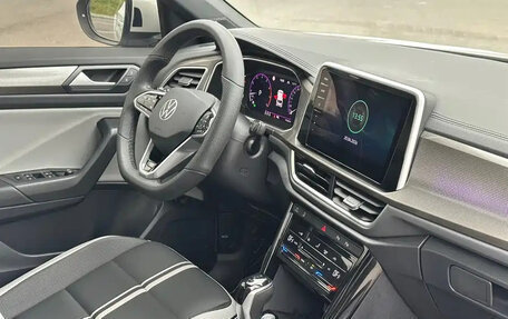 Volkswagen T-Roc I, 2023 год, 1 490 004 рублей, 16 фотография