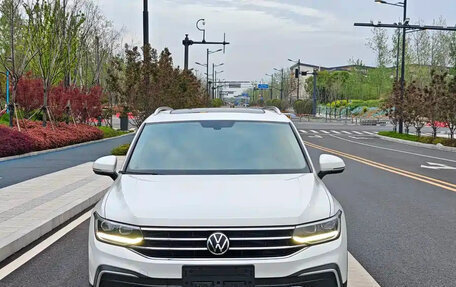 Volkswagen Tiguan II, 2023 год, 2 200 004 рублей, 2 фотография