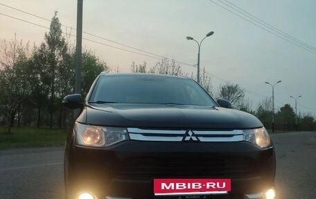 Mitsubishi Outlander III рестайлинг 3, 2014 год, 1 410 000 рублей, 2 фотография