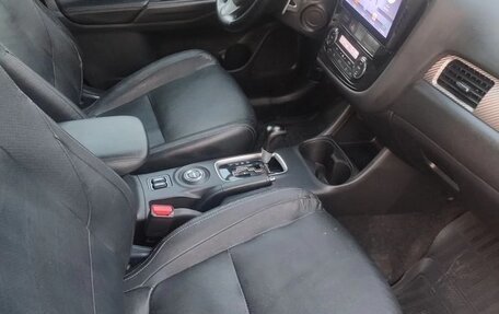 Mitsubishi Outlander III рестайлинг 3, 2014 год, 1 410 000 рублей, 10 фотография