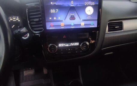 Mitsubishi Outlander III рестайлинг 3, 2014 год, 1 410 000 рублей, 11 фотография