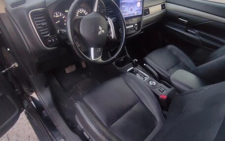 Mitsubishi Outlander III рестайлинг 3, 2014 год, 1 410 000 рублей, 14 фотография